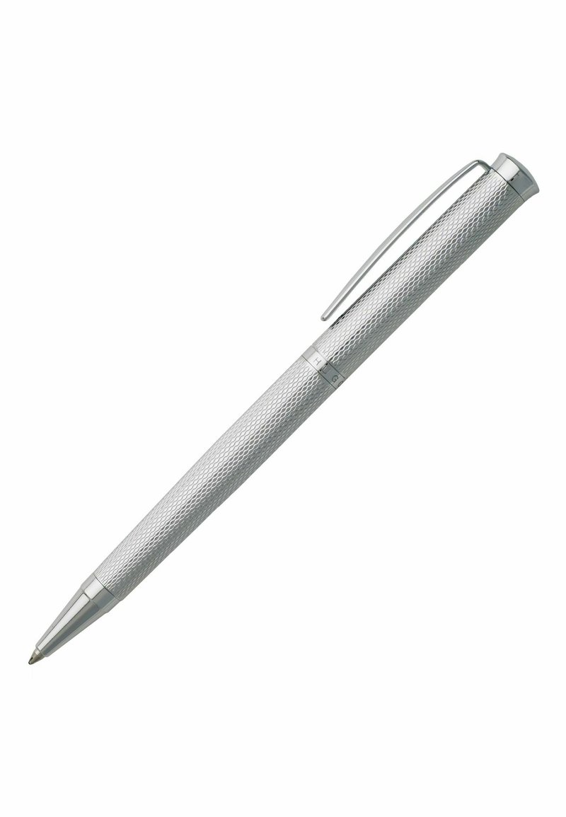 Strieborné guľôčkové pero s textúrovaným, prešívaným úchopom, chrómovými akcentmi a sponou na viečku. Elegantný, aerodynamický dizajn vhodný na písanie.