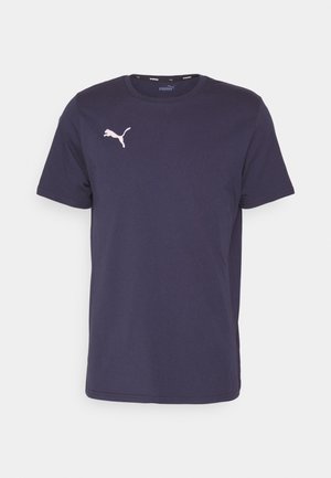 Maine sininen puuvillapaita pyöreällä kauluksella. Vasemmassa rinnassa on pieni valkoinen Puma-logo. Lyhyet hihat ja sileä pinta.