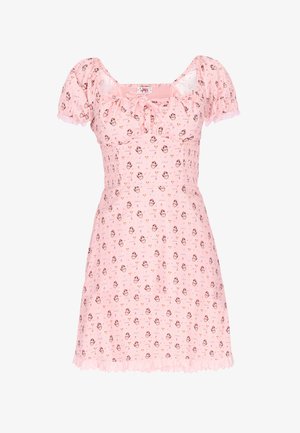 Rózsaszín rövid ruha pöttyös ujjakkal, négyzet alakú nyakkivágással, kis piros-fehér mintával, illeszkedő derékkal és fodros szegéllyel.