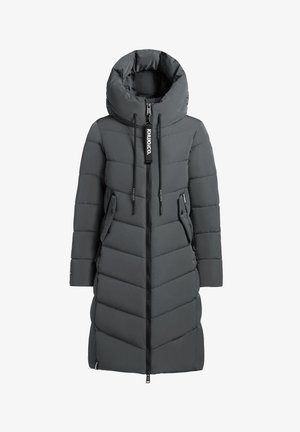 Abrigo de invierno acolchado largo en gris oscuro con cuello alto, cierre frontal, bolsillos con cremallera en los laterales y cordones de marca en negro en la capucha.