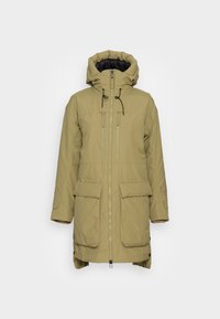 Khaki outdoor parka s kapucňou, dvoma prednými vreckami, zipsom vpredu a nastaviteľnými šnúrkami; hladká textúra a stredná dĺžka dizajnu.