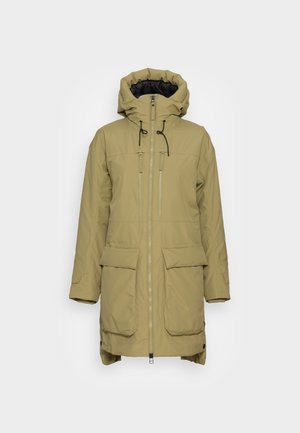 Parka de exterior color caqui con capucha, dos bolsillos frontales, cierre frontal con cremallera y cordones ajustables; textura suave y diseño de longitud media.
