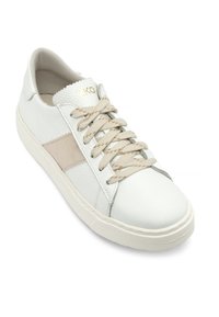 Bela usnjena superga z bež teksturirano stransko črto, bež vzorčastimi vezalkami in zlatim logotipom na jezičku, prikazana na belem ozadju.