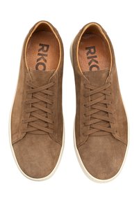 Braune Wildledersneaker mit glatter Textur, weißen Gummisohlen und sechs Ösen für die Schnürsenkel. Mit einem Logo auf der Innensohle.
