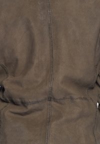 Braunes, perforiertes Lederkleidungsstück mit strukturierter Oberfläche, sichtbaren Nähten und taillierter Silhouette. Die Rückansicht zeigt einen subtilen Glanz.