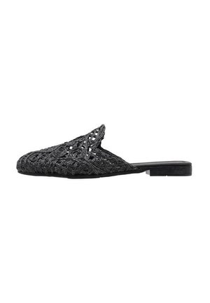 Chaussure slip-on tissée noire avec un dos ouvert, un design texturé complexe et une semelle plate. Convient à un usage décontracté.