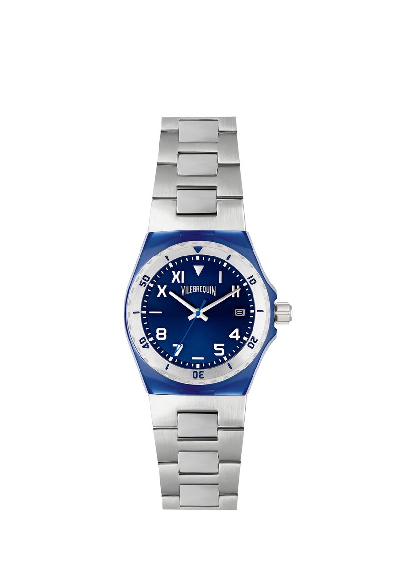 Reloj de acero inoxidable con un dial azul, bisel plateado y acentos azules. Cuenta con una correa metálica de eslabones y marcadores numéricos claros.