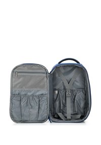 Modrý batoh se šedým interiérem. Mezi funkce patří zipová síťová kapsa, elastické přihrádky a nastavitelné popruhy. Lehká tkanina.