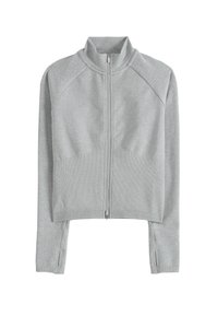 Sudadera recortada gris claro con cuello alto, cremallera frontal, detalles acanalados y mangas largas tipo raglán con aberturas laterales en los puños.