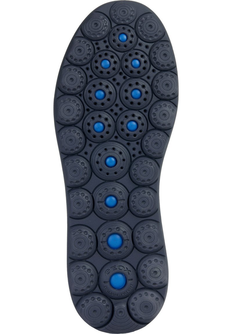 Suola di scarpa in gomma con un motivo di piccole protuberanze rotonde in blu navy, con accenti circolari blu e fori di drenaggio per la traspirabilità.