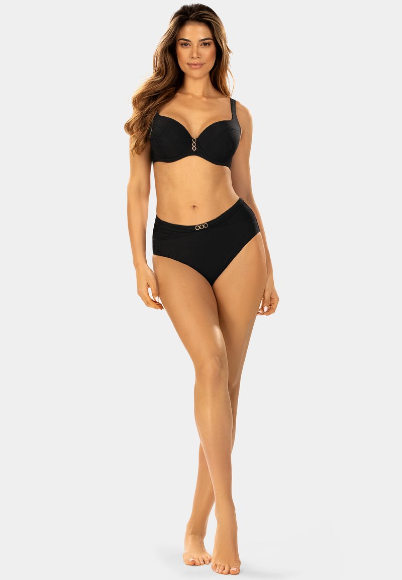 Czarny zestaw bikini składający się z usztywnionego biustonosza o gładkim wykończeniu oraz dopasowanego, wysokiego dołu. Oba elementy mają złote akcenty.