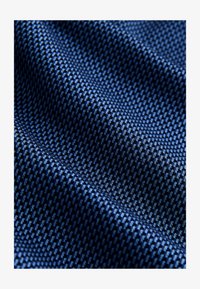 Niewybrane, sapphire blue