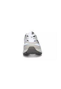 Sneaker bianco con accenti grigi, materiali in mesh e sintetici, punta rotonda, chiusura con lacci e suola in gomma con dettagli di battistrada.