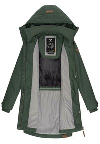 Veste imperméable verte avec une fermeture éclair intégrale, une capuche à cordon de serrage, une doublure grise et un intérieur noir en peluche. Comprend des fermetures à boutons-pression et un logo.