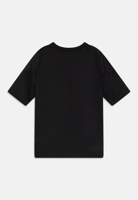 T-shirt noir à manches courtes, design col rond, fabriqué à partir d'un tissu lisse. Présente un dos simple et uni sans détails supplémentaires.