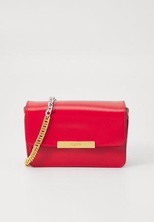 Rote Ledertasche mit Klappenverschluss, goldenen Beschlägen und abnehmbarem Kettenriemen. Glatte Textur mit subtiler Ausstrahlung und geprägtem Logo.