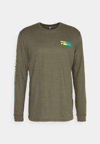 Olijfgroene lange mouwen shirt met "PROJECT ROCK" tekst en logo op de borst en langs de linker mouw in een gele en blauwe gradient.