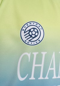 Ljust grönt gradient sporttyg med en cirkulär logotyp som visar en fotboll och "EVERYDAY ACTIVE" som överlappar texten "CHAR."