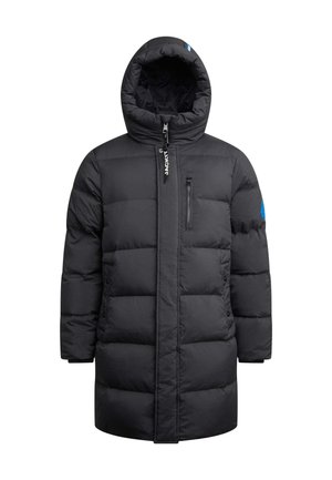 Zwarte pufferjack met een capuchon, voorzien van een horizontaal gestikt ontwerp, een voorrits en een ritszak op de borst met een blauwe accent.