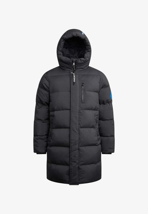 Giacca a vento nera con cappuccio, caratterizzata da un design a cuciture orizzontali, una chiusura frontale con zip e una tasca sul petto con zip, decorata con un accento blu.