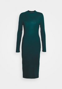 Robe midi en maille côtelée vert foncé à manches longues, col rond haut, silhouette ajustée et ourlet droit.
