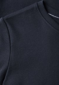 Tissu texturé de couleur bleu marine foncé à côtes. Présente un col rond simple et des manches courtes. Les coutures sont propres et uniformes.