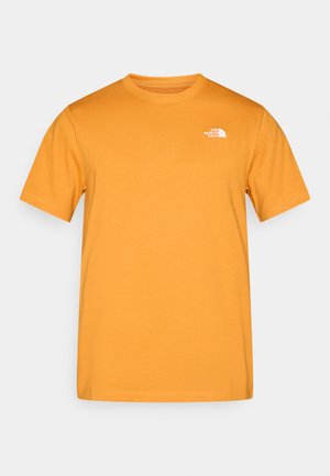 Oransje bomulls t-skjorte med rund hals, korte ermer og en hvit logo på øvre venstre bryst. Jevn tekstur, standard passform.