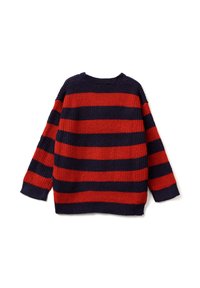 Svetr s červenými a námořnickými pruhy, s kulatým výstřihem, volným střihem a dlouhými rukávy. Texturovaná tkanina s horizontálními pruhy.