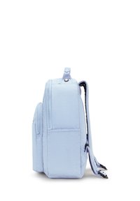 Zaino azzurro chiaro con tessuto texturizzato, doppia cerniera, spallacci regolabili e una tasca laterale per ulteriore spazio di stoccaggio.