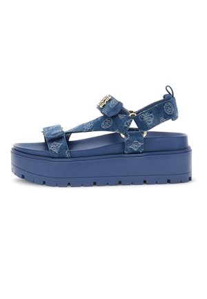 Sandalo platform blu con suola spessa, cinturini in tessuto denim con stampa monogramma e chiusure regolabili in Velcro.