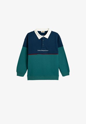 Bluza polo w kolorach granatowym, zielonym i turkusowym. Posiada biały kołnierz, trzy guziki oraz napis "Perfect Racquet Server" w kolorze białym.