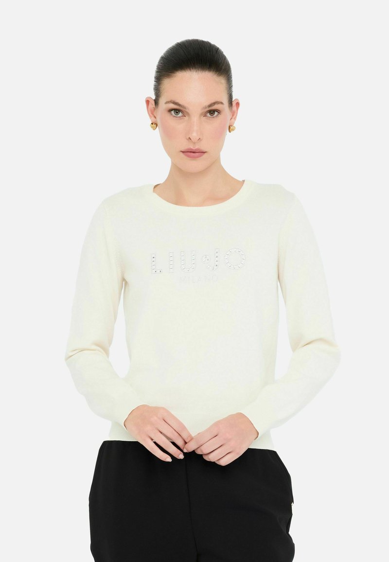 Ivory sweter dziany z długimi rękawami, okrągłym dekoltem i napisem "LIU•JO MILANO" w kryształowych akcentach na klatce piersiowej; gładka tekstura, dopasowany fason.