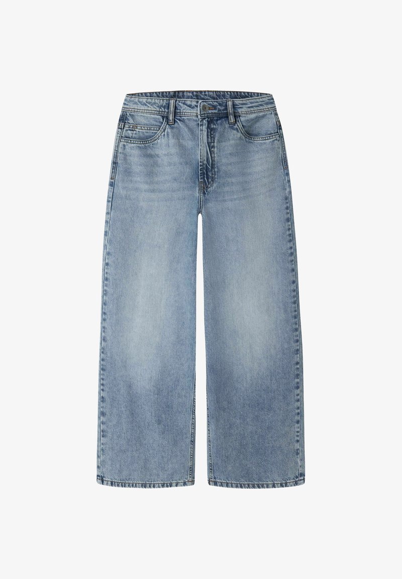 Jean large en denim bleu clair avec taille haute, poches avant et détails de couture. Pas de motifs distincts ; texture lisse partout.