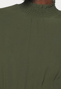 IVY OAK Robe longue - olive