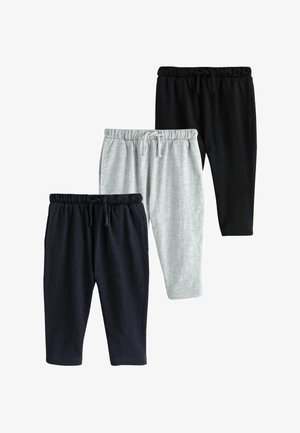 Trei perechi de pantaloni jogger în nuanțele bleumarin, gri și negru. Fiecare are o talie elastică cu șnur și glezne strânse.