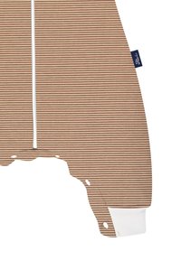 Gestreifter brauner Overall mit weißem Reißverschluss, aus weichem Baumwollstoff, runden Kanten, Druckknopfverschlüssen am Boden und umgeschlagenen weißen Ärmeln.