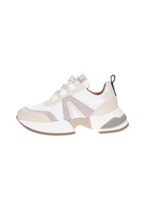 Scarpe sportive bianche e beige con pannelli testurizzati, chiusura con lacci e suola spessa. Presentano un pratico passante decorativo sul retro.