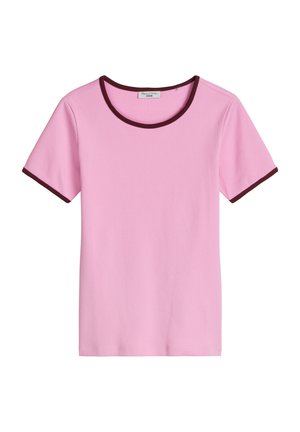 Kortemouw roze T-shirt met donkerrode rand aan de hals en mouwuiteinden, gemaakt van geribbelde stof.