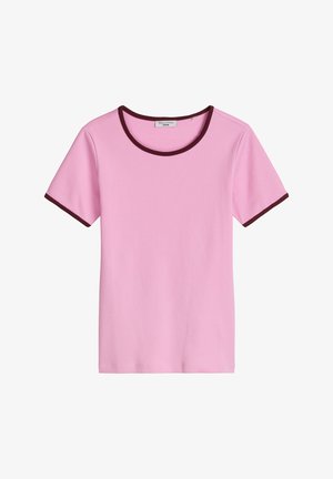 Kortemouw roze T-shirt met donkerrode rand aan de hals en mouwuiteinden, gemaakt van geribbelde stof.