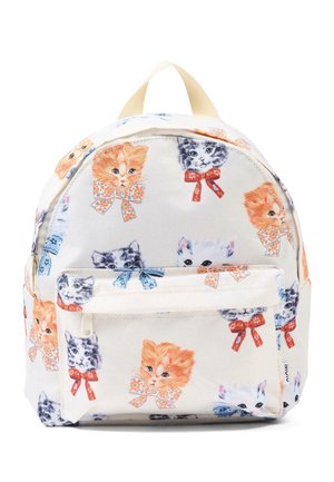 Sac à dos crème avec des visages de chatons colorés portant des nœuds à motifs, muni d'une poche zippée à l'avant et d'une poignée de transport beige sur le dessus.