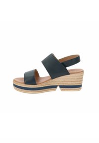 Sandali con zeppa in pelle nera, con due ampi cinturini e una suola piattaforma in juta testurizzata, con una striscia di accentuazione di colore blu navy lungo la base.