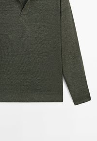 Donkergroen gebreide pullover met een V-hals, lange mouwen en geribbelde zoom. Soepele textuur, lichtgewicht stof, strakke lijnen en geen zichtbare patronen.