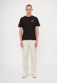 EA7 Emporio Armani Apdrukāts T-krekls - nero