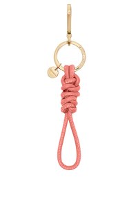 Porte-clés en cuir rose doux, avec un design noué, un anneau en métal doré et une petite médaille gravée attachée. Texture lisse.