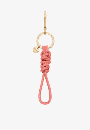 Portachiavi in pelle di un delicato rosa, caratterizzato da un design annodato, un anello in metallo dorato e un piccolo ciondolo inciso attaccato. Texture liscia.