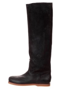 Černá kožená vysoká bota s hladkým povrchem, zaoblenou špičkou a decentním logem. Gumová podrážka pro trakci a odolnost.