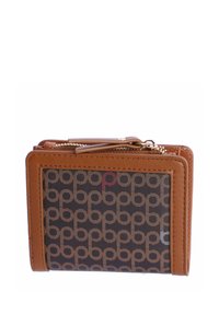 Cartera de cuero marrón con un frente de tela estampada con formas entrelazadas, cierre de cremallera y una pequeña pestaña de cuero.