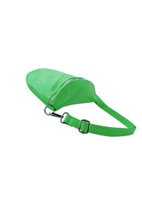 Groene leren slingerzak met een getextureerd oppervlak, gebogen vorm en een ritsvak aan de voorkant. Voorzien van een bijpassende verstelbare riem en metalen hardware.