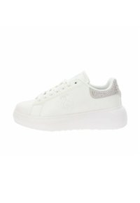 Baskets blanches en matériau synthétique lisse, avec un design low-top, un embout rond, et un accent pailleté au niveau du talon.