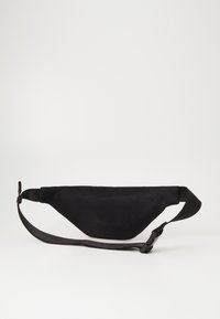 Riñonera de malla negra con forma curva, correa ajustable y cierre de hebilla. Superficie texturizada, diseño minimalista, sin patrones visibles.